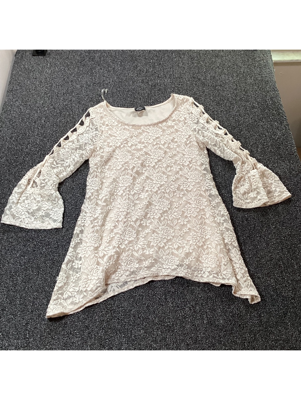 Cal Style Women's Small Cream Lace Blouse with Bell Sleeves